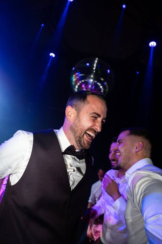 Zwei Gäste lachen unter der Discokugel