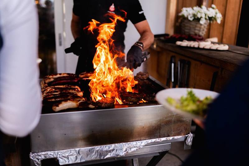 Flammen schlagen über dem Grill auf