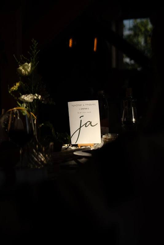 Schild mit dem Hochzeitsdatum im Abendlicht