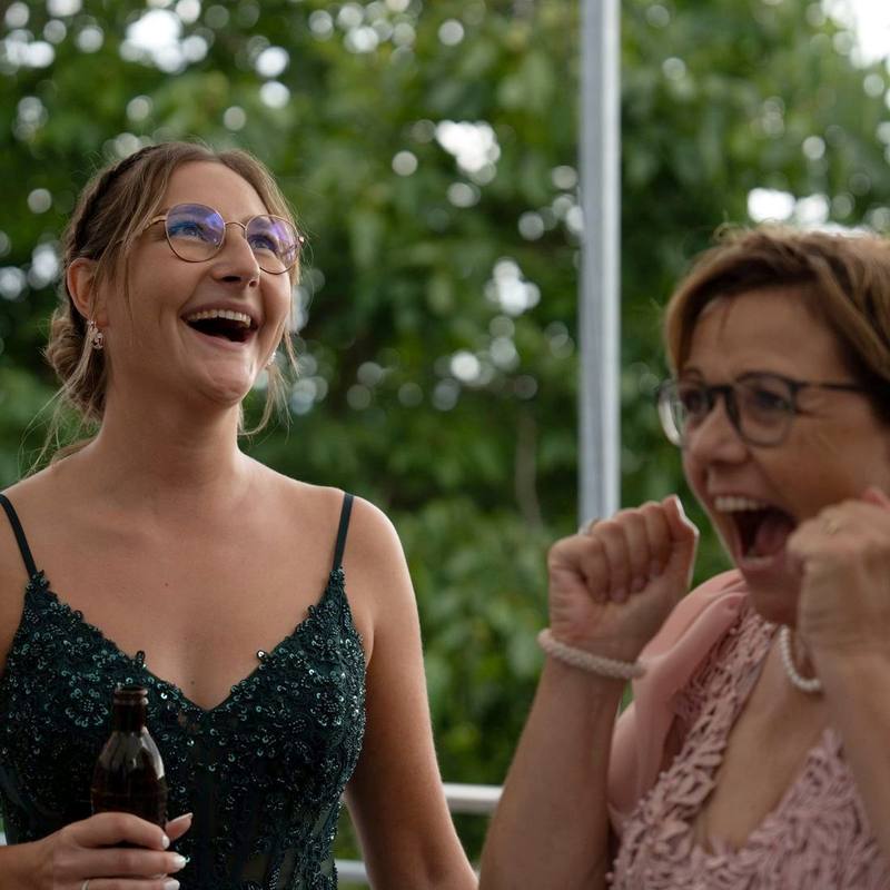 Zwei Gäste lachen beim Apéro