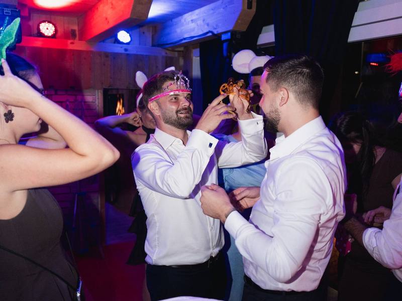Gäste mit Masken auf der Tanzfläche