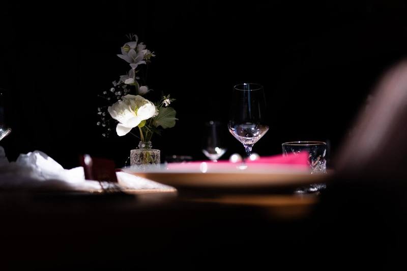 Blumen und Glas auf der Abendtafel