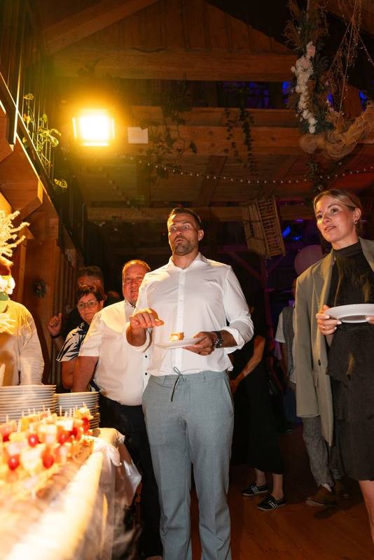 Gast mit einem Stück Hochzeitstorte