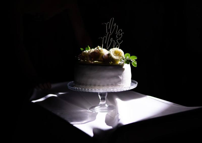 Hochzeitstorte im Lichtkegel