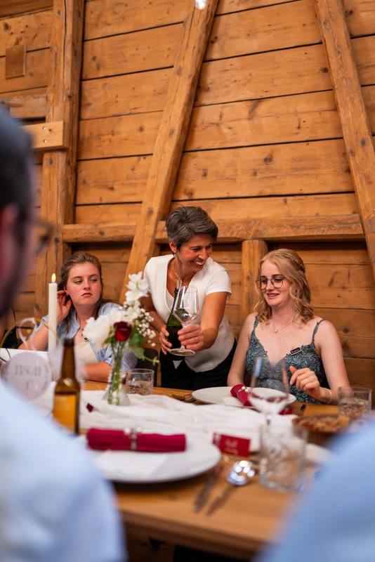 Wein wird am Tisch eingeschenkt